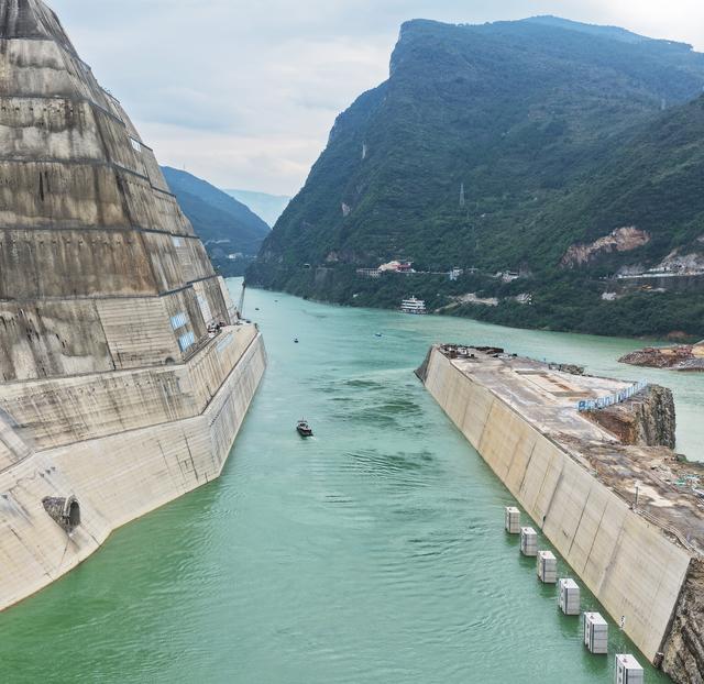 武隆：乌江白马航电枢纽二期围堰截流忙