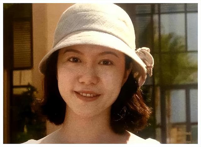 杨振宁离世仅半月，翁帆近况曝光，入职清华没编制，明年剑桥留学