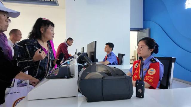 人均小纸箱！车站安检仪扫出一堆小圆球……
