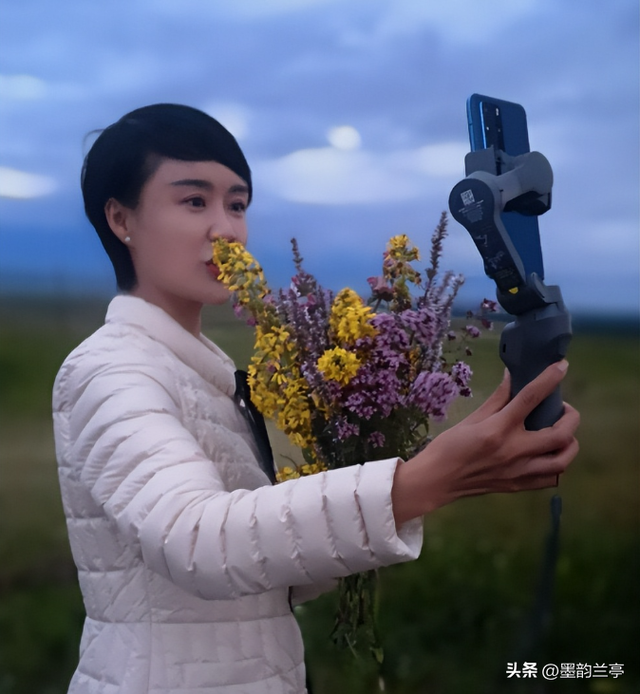 官媒锐评贺娇龙去世风波，句句一针见血	，杨振宁	、成龙都是受害者