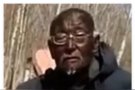 76岁大爷钓鱼晒成炭黑走红后，透露老人日常及精神状态图片