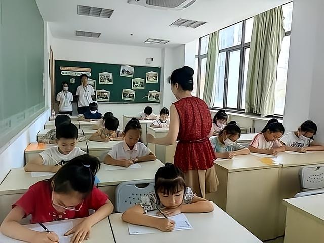 若不搬走这“三座大山”，中国人口总数，将在2056年被老美反超