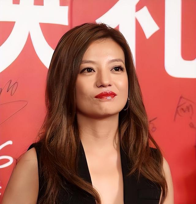 拔出萝卜带出泥！49岁赵薇近况被曝，原来圈内封杀只是冰山一角