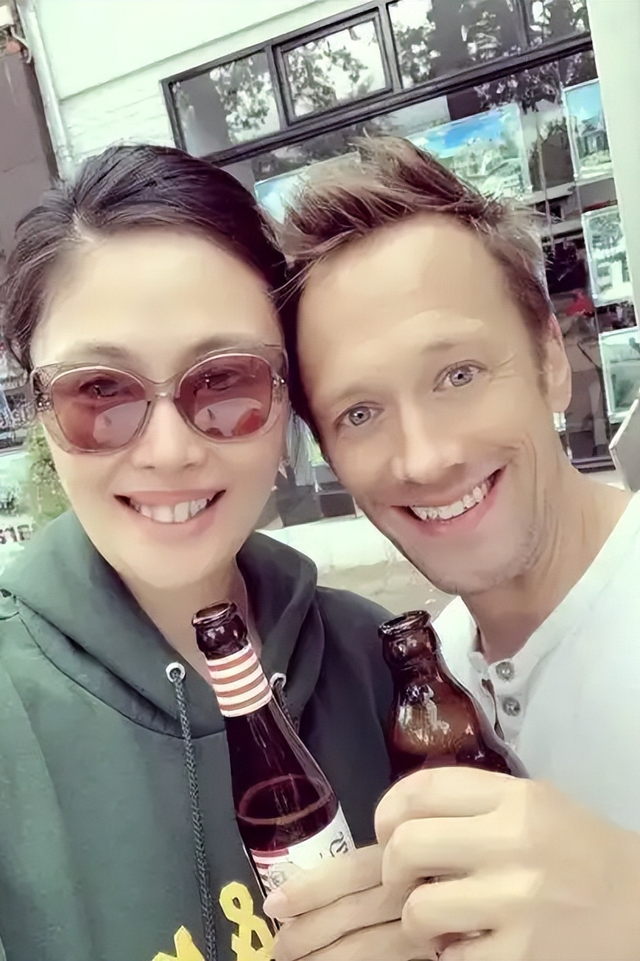 中国女排运动名将嫁美国，两人相差16岁，婚后生下混血女儿