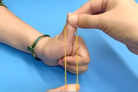 橡皮筋穿越手指：让朋友尖叫的「手指瞬移术」图片