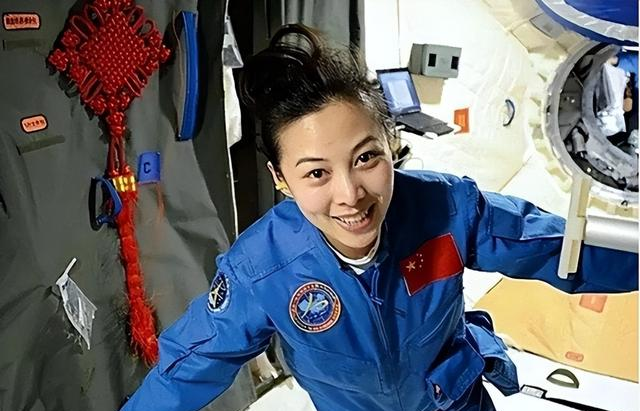 王亚平之女，母亲是航天员，父亲是飞行员，享受4项优待