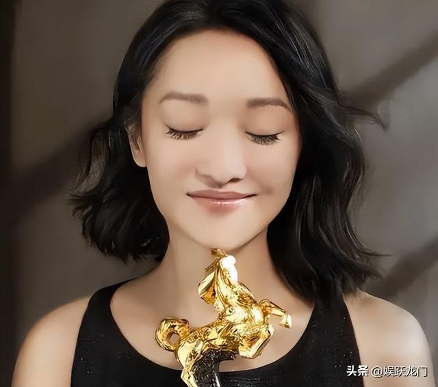 年过50岁的周迅一头白发，无儿无女成为了这辈子最大的遗憾！