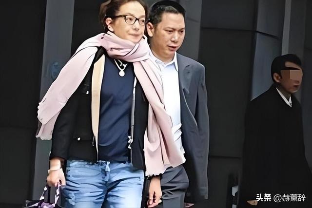 不顾形象亲日辱华，野心勃勃的赵薇露出真面目后，如今下场有多惨