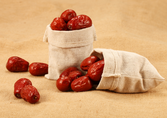 比红枣补血，黄芪补气！秋冬每天吃几颗，助眠补气血	，养出好气色