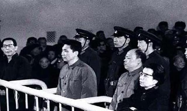 95岁汪东兴罕见露面，接受采访时曾直言：不少人都钻到了钱眼里