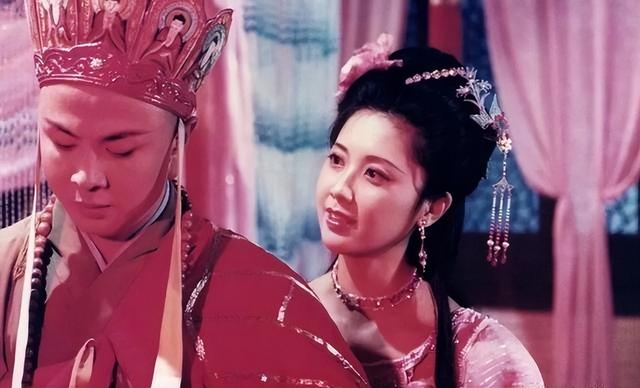 她是中国第一美女，结2次婚都没孩子，如今72岁仍美得令人羡慕！