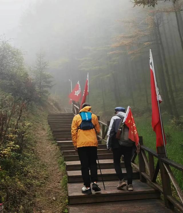 74岁香港大爷重走长征路，半年徒步6000公里，即将抵达吴起镇
