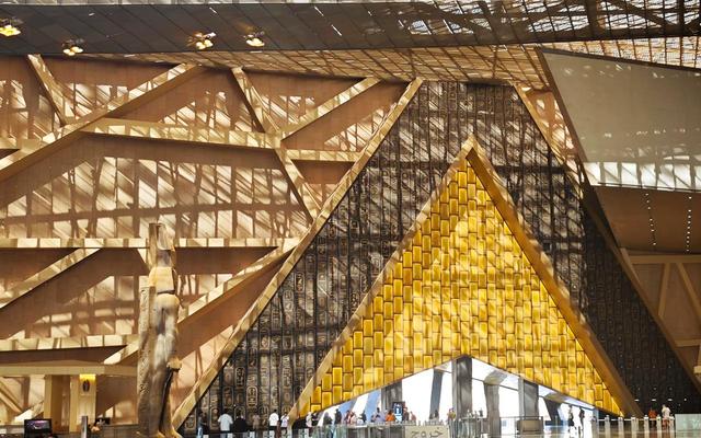 震撼亮相！大埃及博物馆成“第四金字塔”，图坦卡蒙金棺惊艳现世