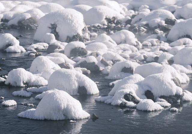阿尔山的冬天：不冻河热气蒸腾、雾凇挂满林海，每走一步都是浪漫