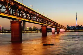 中国城市在长江上建大桥最好的位置，被武汉长江大桥占用了图片