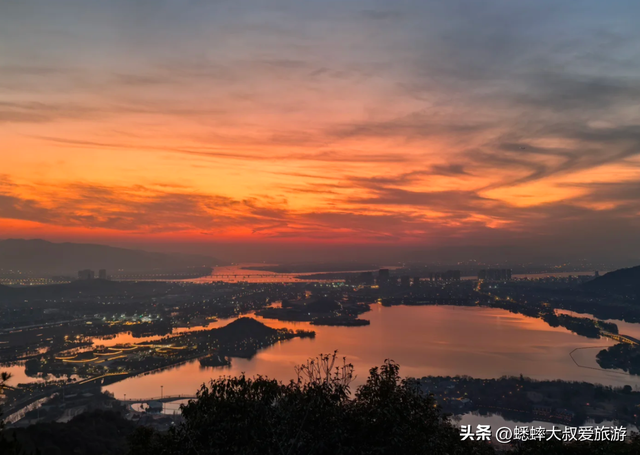 想看一场唯美日落吗？来杭州“山顶古刹”吧，自驾可达，免费惊艳