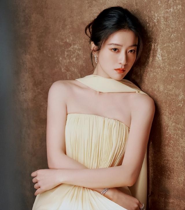 北京红毯太真实，杨颖险些走光，钟丽缇挤出副乳，张雪迎脸僵肿