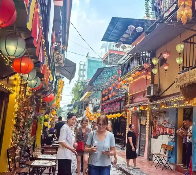 花98元看喷漆土堆！小红书“照骗”真相：镜头里的美景全是套路