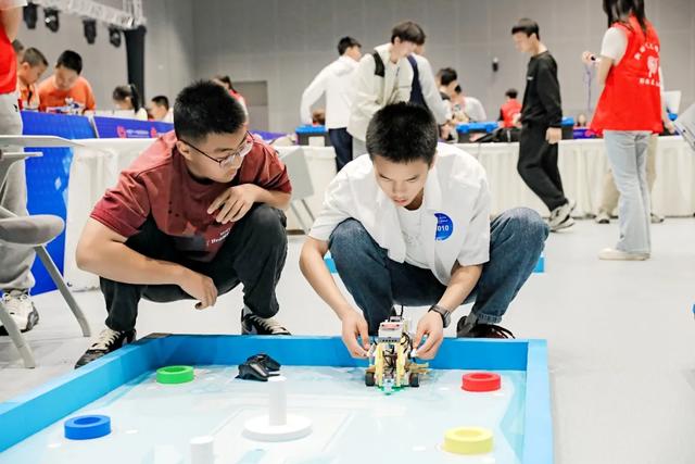 谁说乡镇中学不行？成都学子全国机器人大赛0失误摘金
