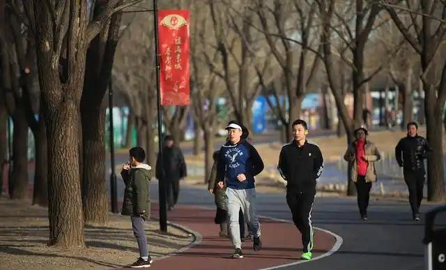 冬天跑步穿什么衣服？323穿衣法，助你跑过寒冷冬天 开春猛如虎