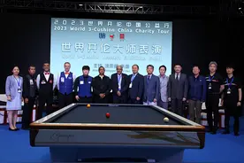 在没有袋口的球桌上打台球 你见过吗？图片