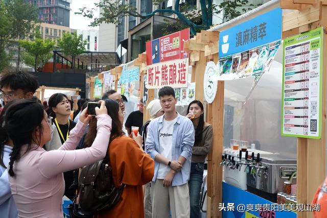 观山湖国庆首日人气爆棚：省博排长队，阿云朵仓碰杯声不断