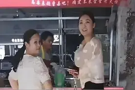 陈亚男与母亲深夜买小吃被偶遇，与朱小伟离婚后活出了自己的样子图片