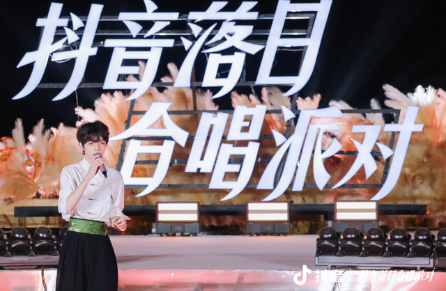 万人共赏敦煌明月 抖音落日合唱派对点亮中秋夜空
