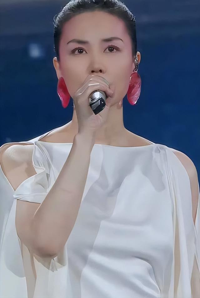 官方发文，高调官宣56岁王菲喜讯，让谢霆锋和整个娱乐圈沉默了