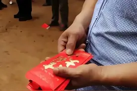 上海一老师暑假期间结婚，24菜1茅台，家长随礼2000 回礼倒给一千图片