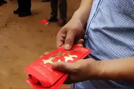 上海一老师暑假期间结婚，24菜1茅台，家长随礼2000 回礼倒给一千图片