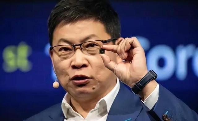 余承东的白衬衫，藏着一场万亿生意的“弹性”密码