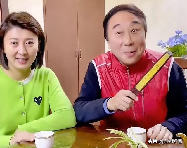 闫学晶没想到，2026年刚开年	，老搭档冯巩就给她上了生动一课