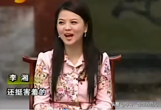 真没想到，释永信刚塌房，最先被牵连的竟是李湘的“黑丝短裙照”