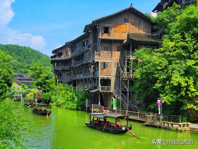 遵义乌江寨山峦连绵起伏 碧水绕寨而行