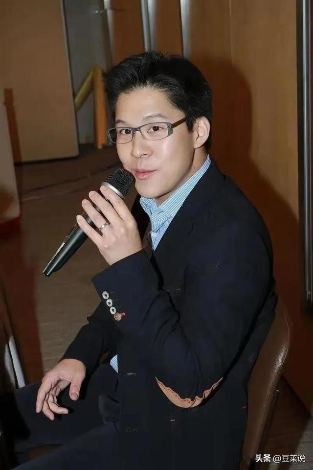 全网恭喜！45岁霍启刚又升职了，级别很高，妻子郭晶晶立了大功！