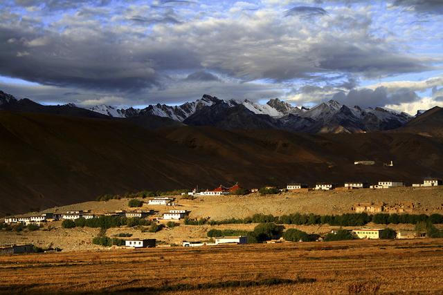 缺氧环境连呼吸都痛，这里生意却红火，这座边陲小镇藏着什么？