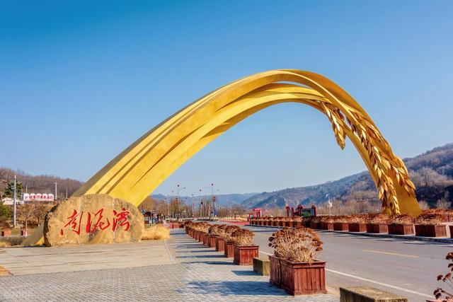 我是铜川人，去了延安和榆林，实话实说：这俩陕北名城差异真不小