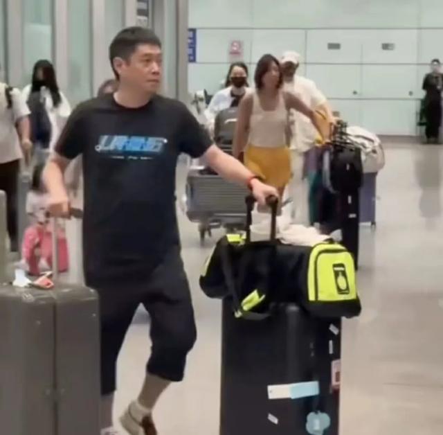 国乒抵达北京：王楚钦一脸疲惫，邱贻可推孙颖莎行李，王曼昱发呆