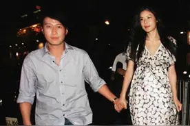 58岁黎明携家人露面，老婆长相不漂亮气质出众，7岁女儿长高了图片