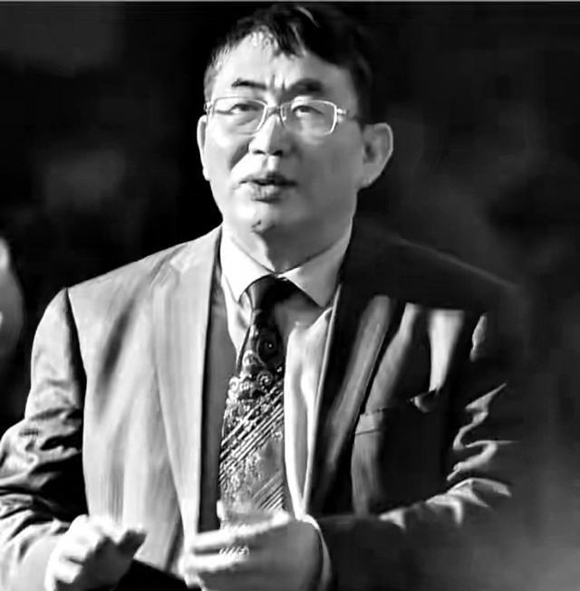 聂卫平告别仪式：大儿子手捧遗像，3个子女都到齐，众人含泪悼念