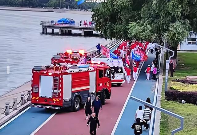 “暴走团”荧光服下的陷阱，谁在豢养“道路特权军团？