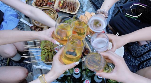青岛啤酒郑州天鹅湾自由地落日派对：奏响夏日狂欢的浪漫乐章