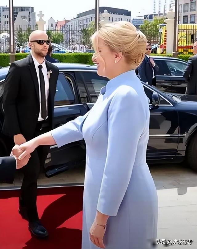 捷克斯洛伐克美女总统，火了全网，超高颜值，体态丰腴，真的很美