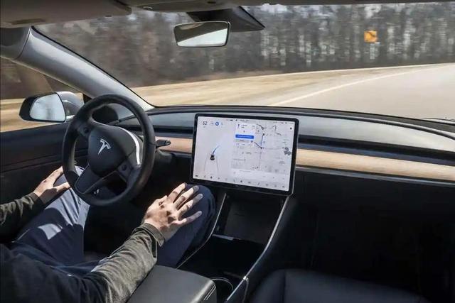 马斯克称5年后手机彻底消失，大量职业被AI代替，仅两类工作能活