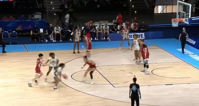 大喜讯！中国女篮81-69大胜美国，成功卫冕，宫鲁鸣陷入尴尬