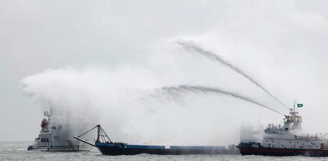 6国已派兵过南海，菲防长通告中国，不许出手，中方直接喷射水炮