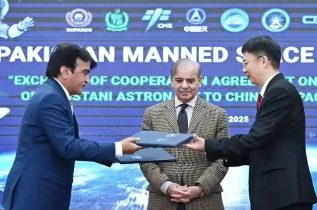 东风就绪！神舟二十号3人乘组准备回家，神二十二1人将飞行超1年