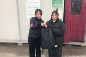 学生乘坐公交丢失书包 公交车长捡到及时归还图片