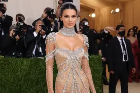 世界名模全透视走秀：挑战极限，绽放时尚新篇章图片